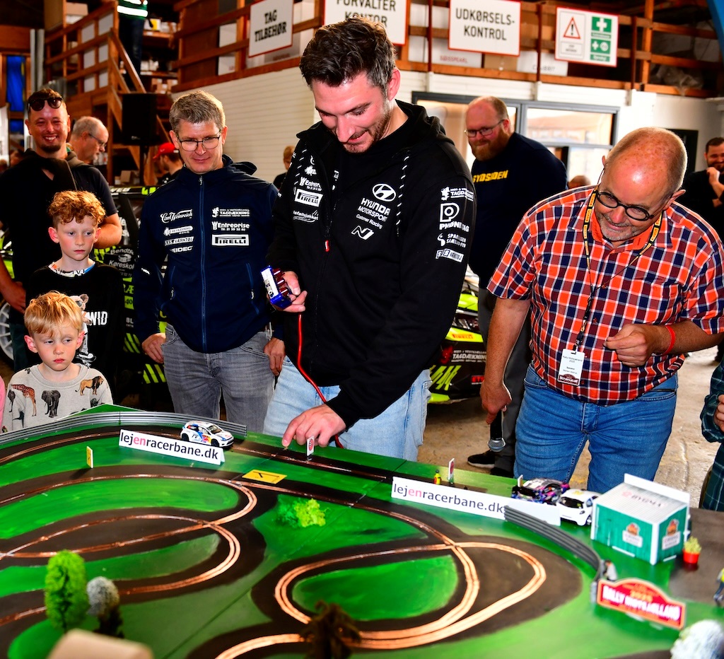 Mens rallybilerne gled gennem den tekniske kontrol fik mandskabet lejlighed til at prøve kræfter med en miniracerbane. Her er Simon Vallentin i aktion. Også på dét niveau var han hurtigere end rivalen Kenneth Madsen.
(Foto: Morten Dam)